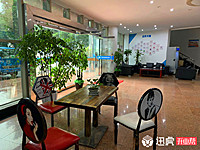 重慶南岸區(qū)創(chuàng)業(yè)園，已裝修帶辦公家具（拎包入駐），工位可辦理食品經(jīng)營(yíng)許可證